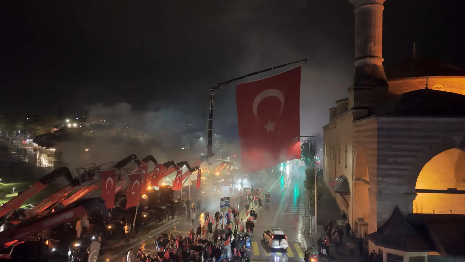 CUMHURİYET COŞKUSU SAĞANAK YAĞIŞA RAĞMEN SOKAKLARA TAŞTI: BİNLERCE EDİRNELİ FENER ALAYI’NDA BULUŞTU galeri görseli